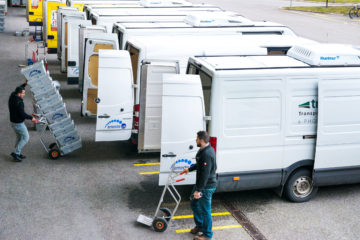 amedis-mitarbeiter-beim-beladen-der-lieferwagen.jpg