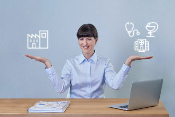 iamedis-gina-am-schreibtisch-symbolisiert-verbindung-zwischen-pharmaindustrie-und-endkunde.jpg
